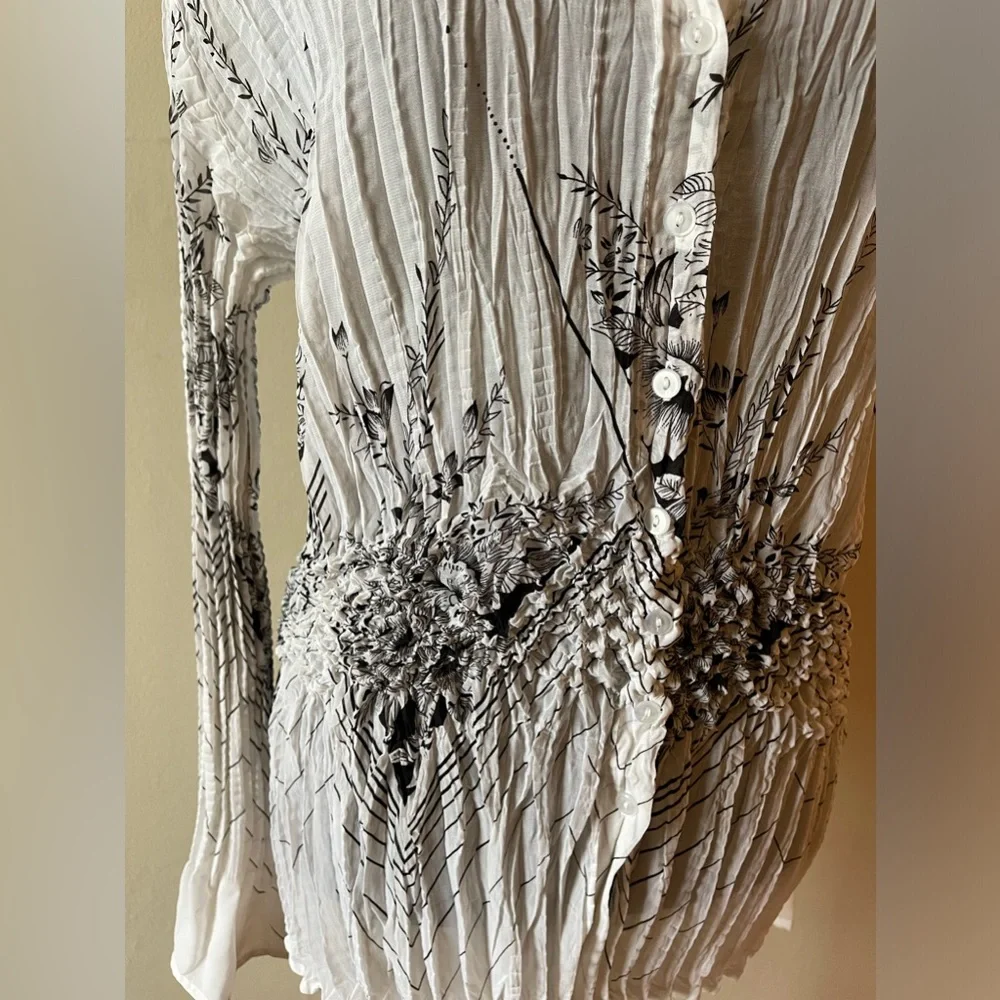 Milano white/black combo floral accordion style button up blouse, size XL - Picture 2 of 9
